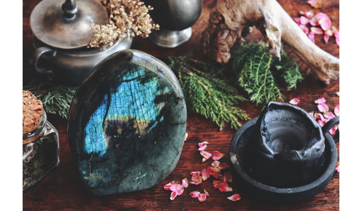 Labradoritul, cel mai puternic protector al regnului mineral