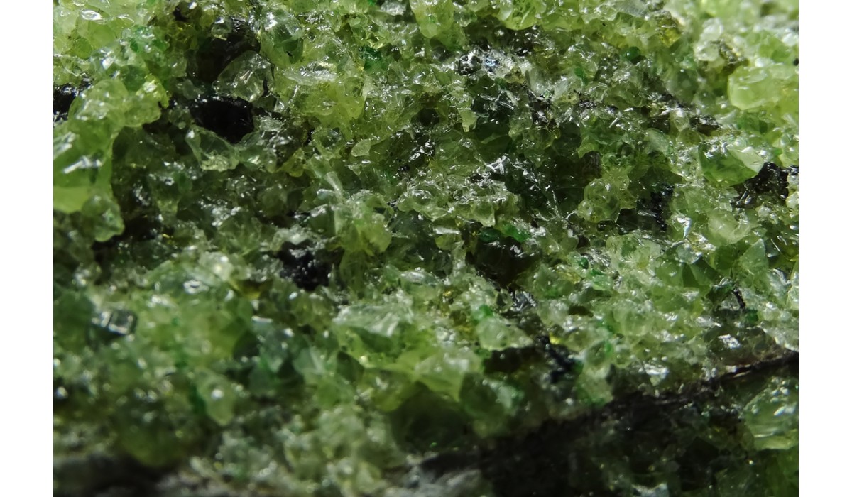 Peridotul- o piatra frumoasa asociata cu fericirea, abundenta si lumina.