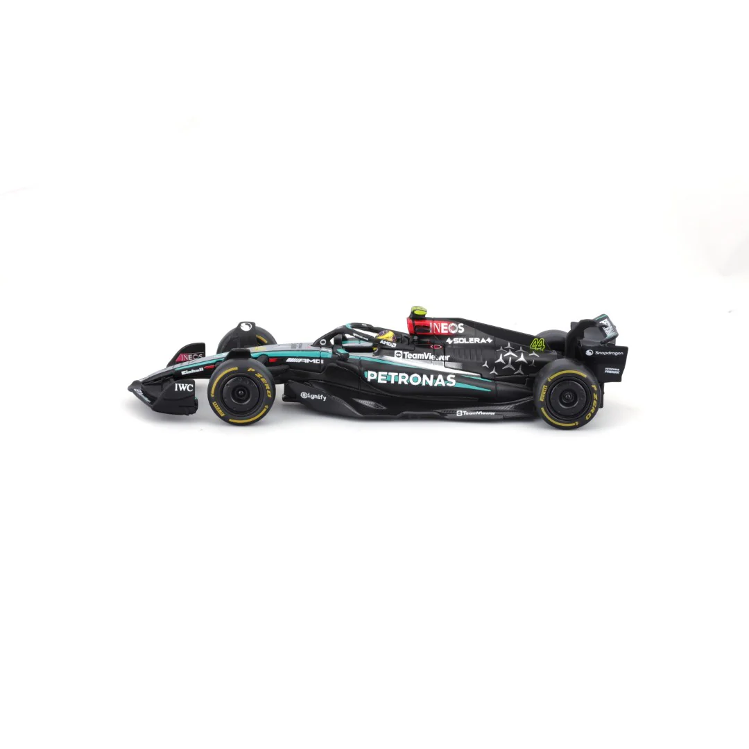 Machete de colectie F1 - F1 Mercedes-AMG W15 E Performance cu cască Hamilton 1:43