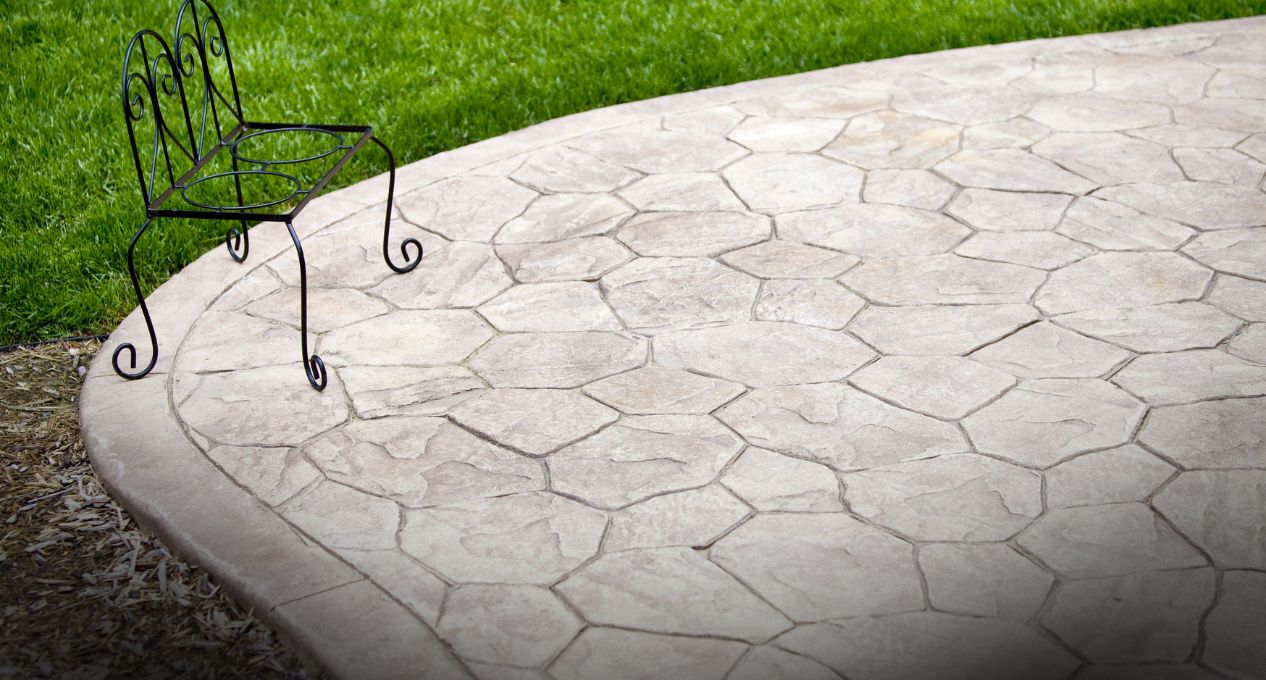 Beton amprentat: cum îți transformi curtea într-un spațiu modern și rezistent fără costuri uriașe