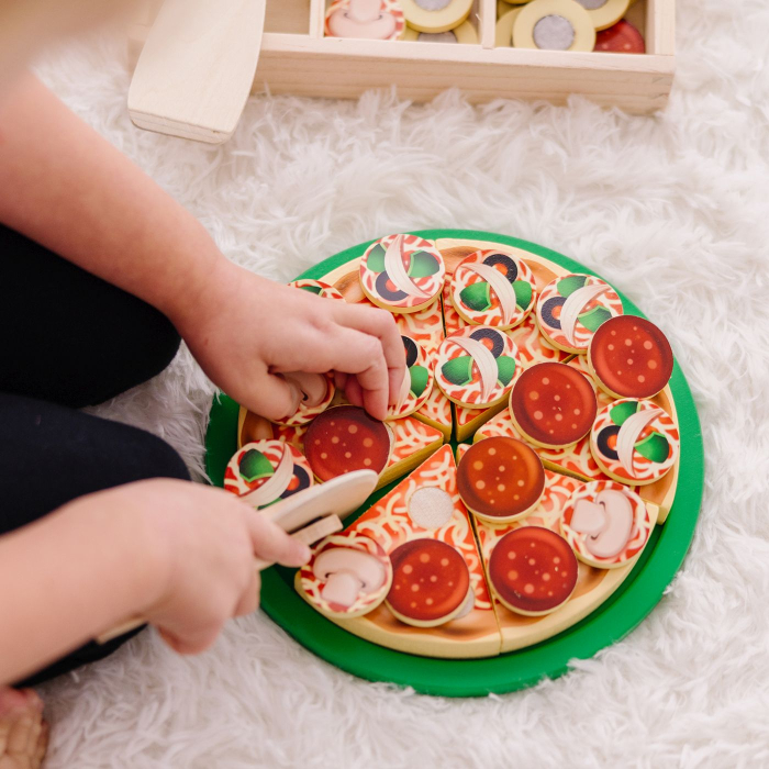 MELISSA AND DOUG SET DE JOACA DIN LEMN PETRECERE CU PIZZA [7]