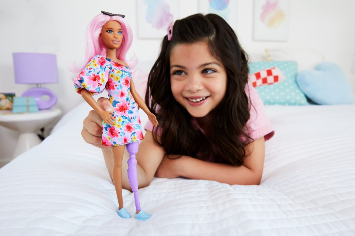 PAPUSA BARBIE FASHIONISTA CU PAR ROZ SI PICIOR PROTETIC [3]
