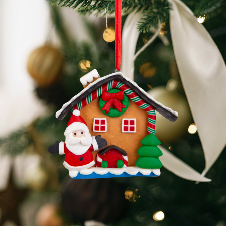 Articole pentru casă - Decor magnetic de Craciun - 2 in 1 - casa de turta dulce cu Mos Craciun - 85 x 75 mm