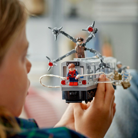 LEGO MARVEL LUPTA PE ACOPERISUL TRENULUI OMUL PAIANJEN SI DOC OCK 76321 [2]