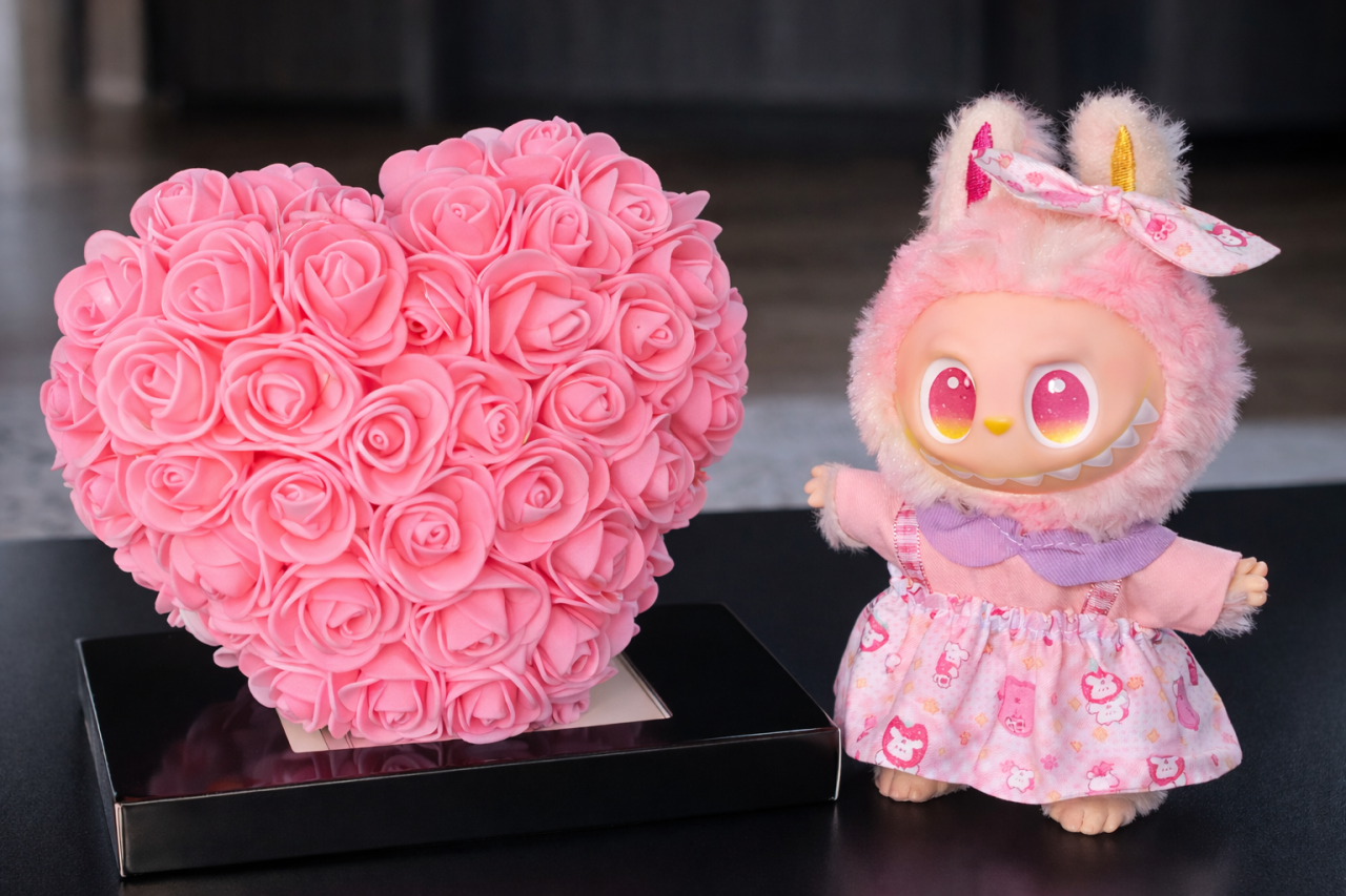 Cadou Labubu si Inima din Trandafiri 15x15cm cu Flori de Spuma, in Cutie Transparenta 15cm - roz [2]