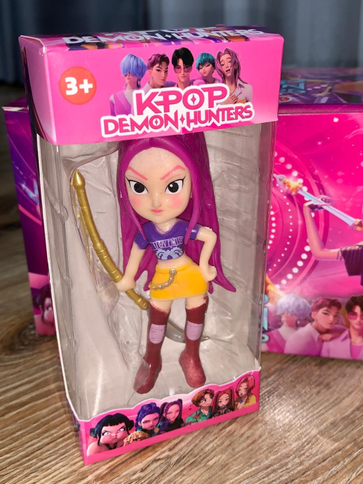 Figurina in cutie - Kpop Demon Hunters Mira Roz costum 10 cm [3]