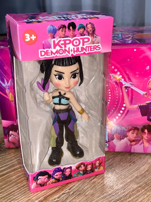 Figurina in cutie - Kpop Demon Hunters Zoey Mov costum 10 cm [3]