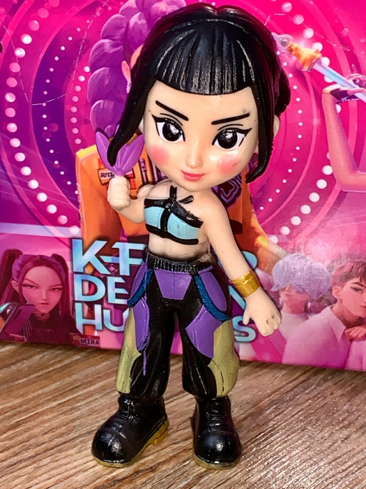 Figurina in cutie - Kpop Demon Hunters Zoey Mov costum 10 cm [2]