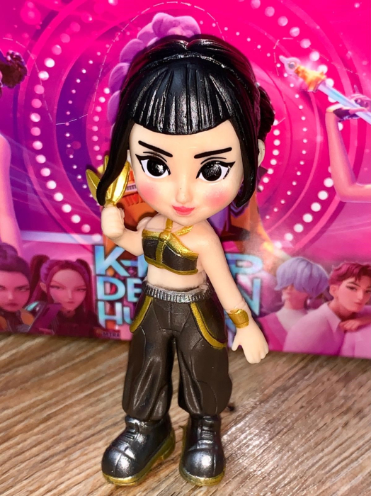 Figurina in cutie - Kpop Demon Hunters Zoey costum auriu 10 cm [2]