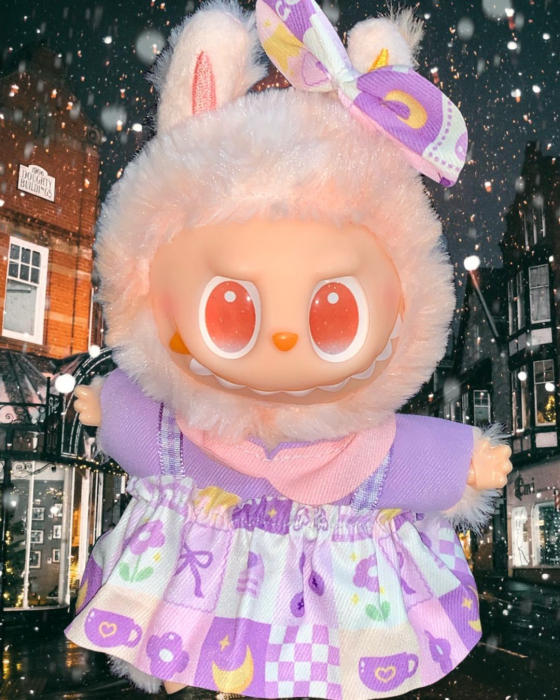 Jucarie de plus breloc - tip Labubu - 15 cm - imbracat in rochita colorata - mov [2]