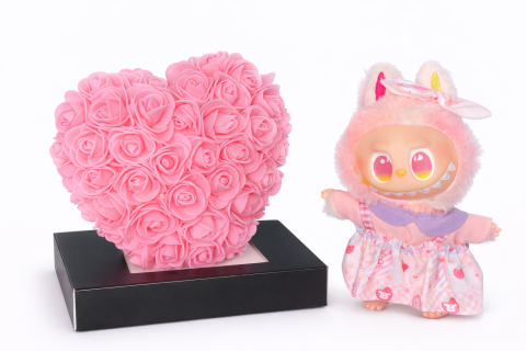 Cadouri & Giftables - Cadou Labubu si Inima din Trandafiri 15x15cm cu Flori de Spuma, in Cutie Transparenta 15cm - roz