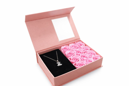 Cadouri & Giftables - Cutie cadou cu 12 trandafiri artificiali si colier, design Love Forever, roz, 18 x 13 x 5 cm