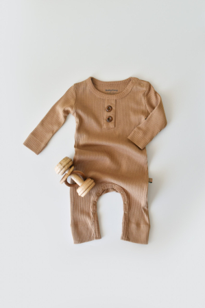 Hainute - Salopeta cu maneca lunga si pantaloni lungi din bumbac organic si modal - Maro BabyCosy (Marime: 0-3 Luni)