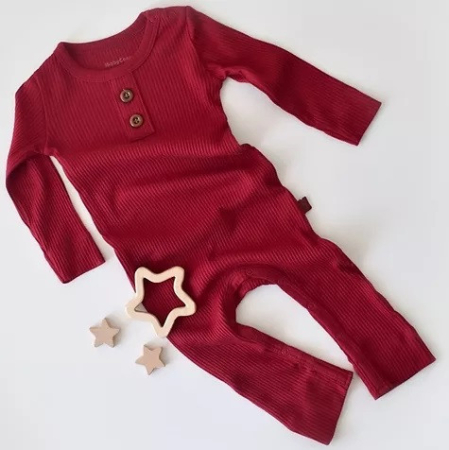 Hainute - Salopeta cu maneca lunga si pantaloni lungi din bumbac organic si modal - Rosu BabyCosy (Marime: 3-6 Luni)