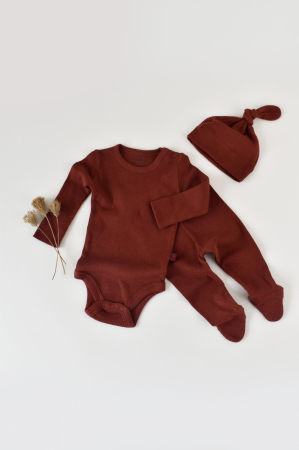 Hainute - Set 3 piese: body cu maneca lunga, pantaloni lungi cu botosei si caciulita din bumbac organic si modal - Caramiziu, BabyCosy (Marime: 6-9 luni)