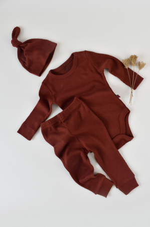 Hainute - Set 3 piese: body cu maneca lunga, pantaloni lungi si caciulita din bumbac organic si modal - Caramiziu, BabyCosy (Marime: 18-24 Luni)