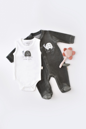 Hăinuțe - Set Broscuta cu salopeta si body din 80%bumbac organic si 20% poliester - Antracit, BabyCosy (Marime: 3-6 Luni)