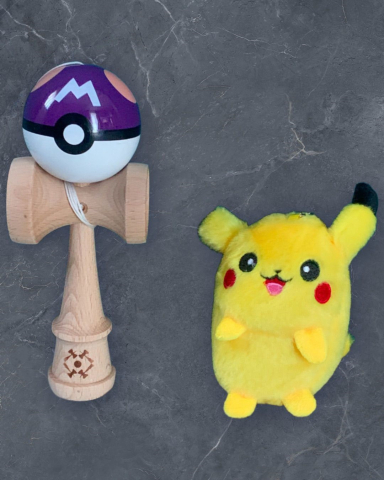 Jucarii educationale de lemn - Set Kendama Pokéball 18 cm + Breloc Pikachu 12 cm - mov
