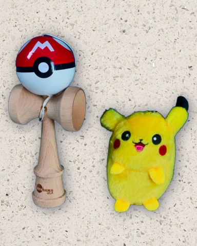 Jucarii educationale de lemn - Set Kendama Pokéball 18 cm + Breloc Pikachu 12 cm - rosu