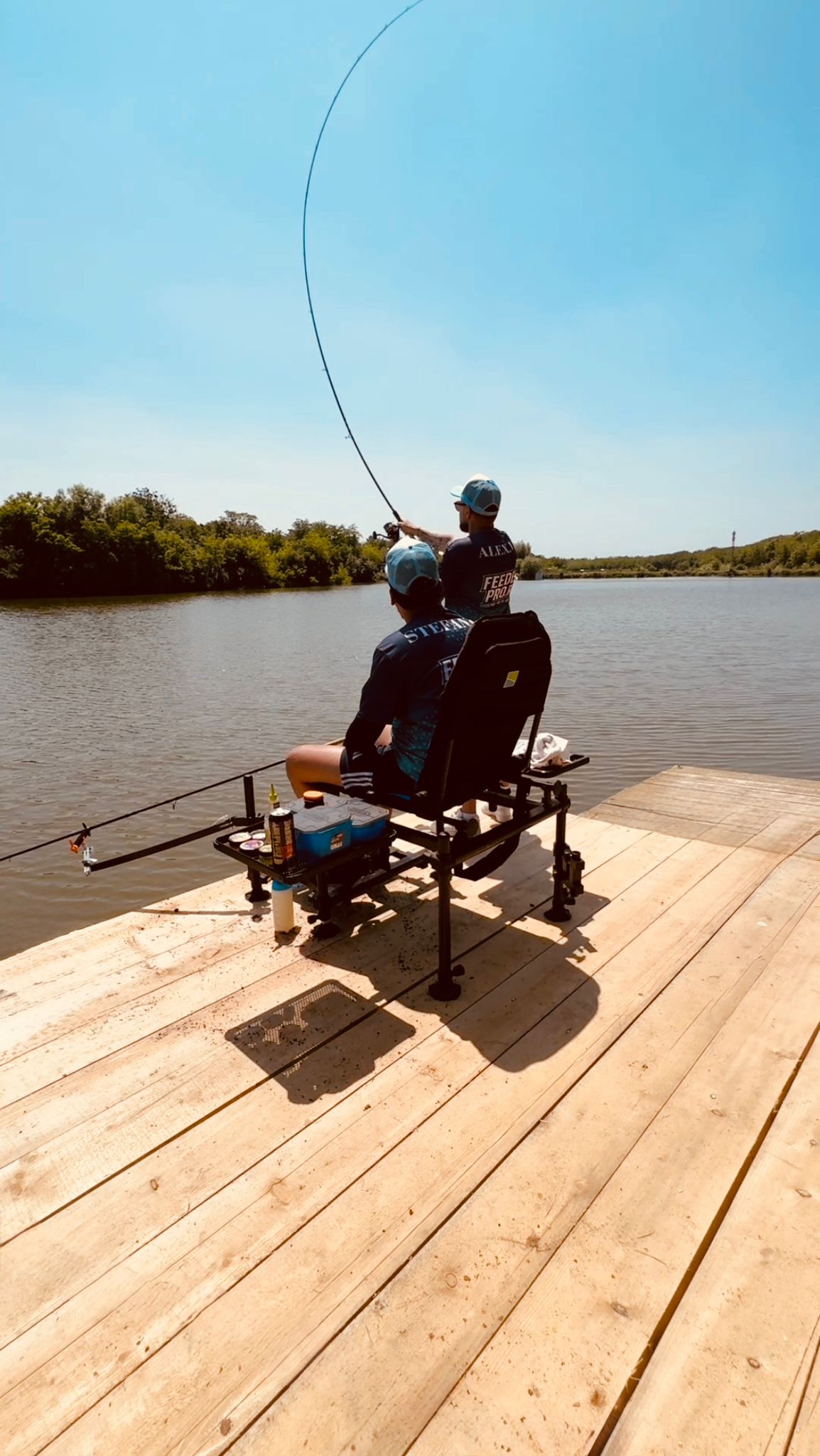 poză reală din pescuit, lansetă feeder Katcher în sarcină la aruncare