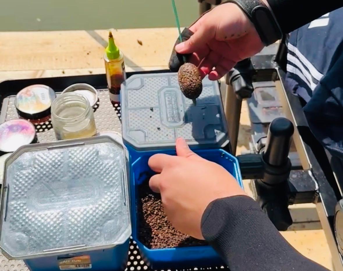 motura feeder incarcata cu nada feeder