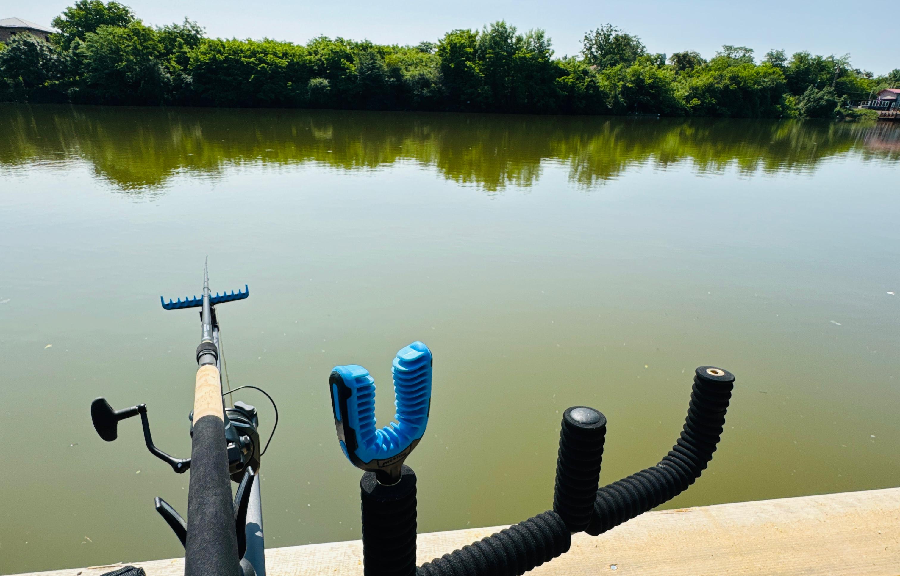 Lac cu apa linistita pentru pescuit la feeder
