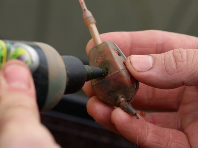 GURU MAGGOT FEEDER MINI [2]
