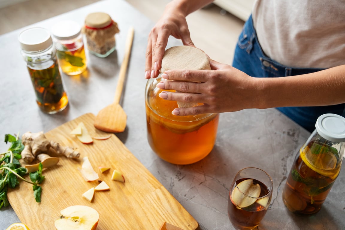 Cum aromatizezi kombucha acasă: Rețetă pentru a doua fermentare și secretele unui SCOBY sănătos