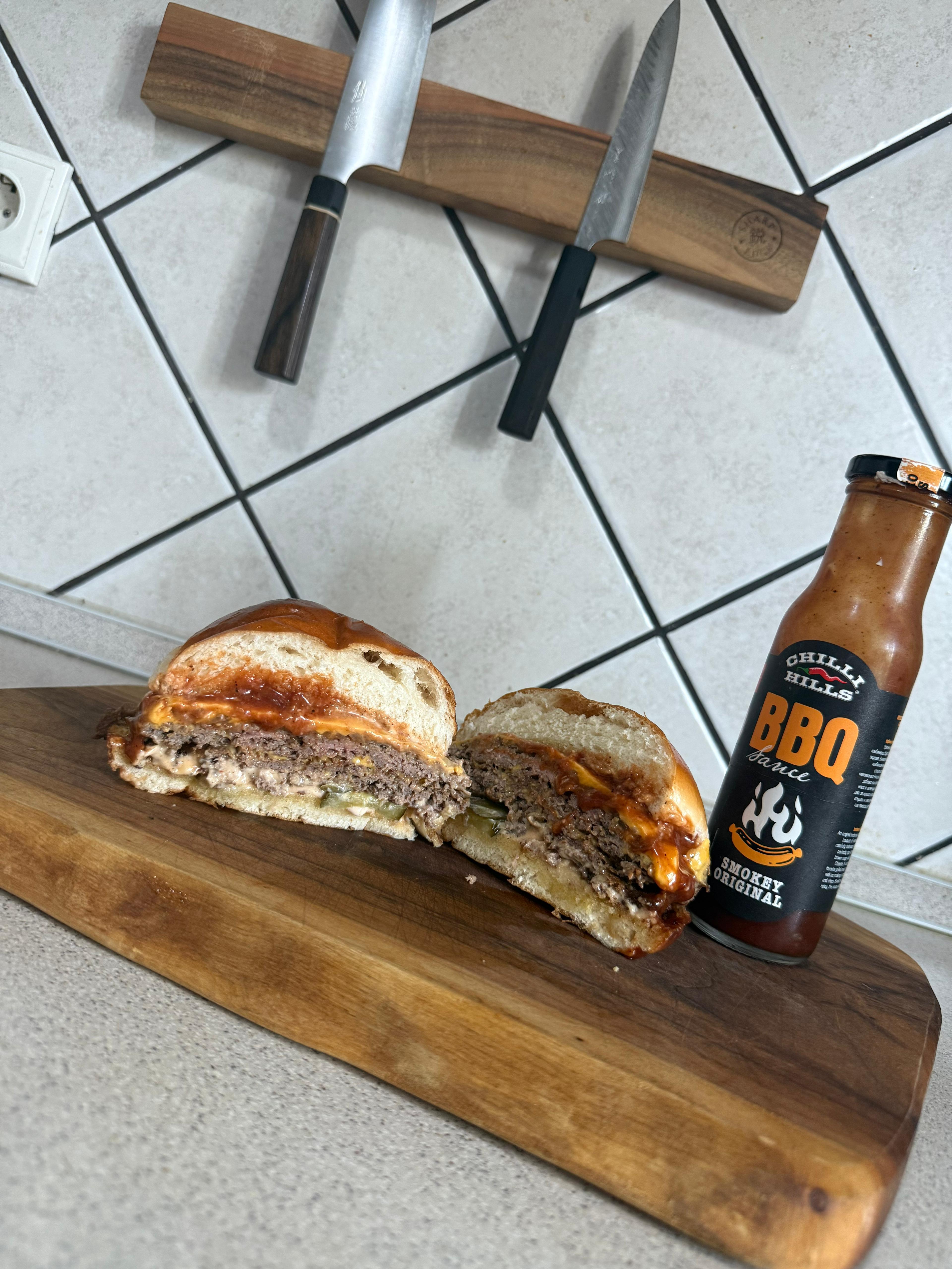Rețetă rapidă: Burger de casă cu sos BBQ afumat