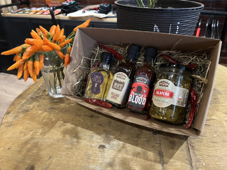 Set cadou tradițional cu țuică de prune, sosuri iuti și jalapeño – ambalaj rustic Feel the Heat [1]