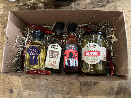 Seturi Cadou - Set cadou tradițional cu țuică de prune, sosuri iuti și jalapeño – ambalaj rustic Feel the Heat