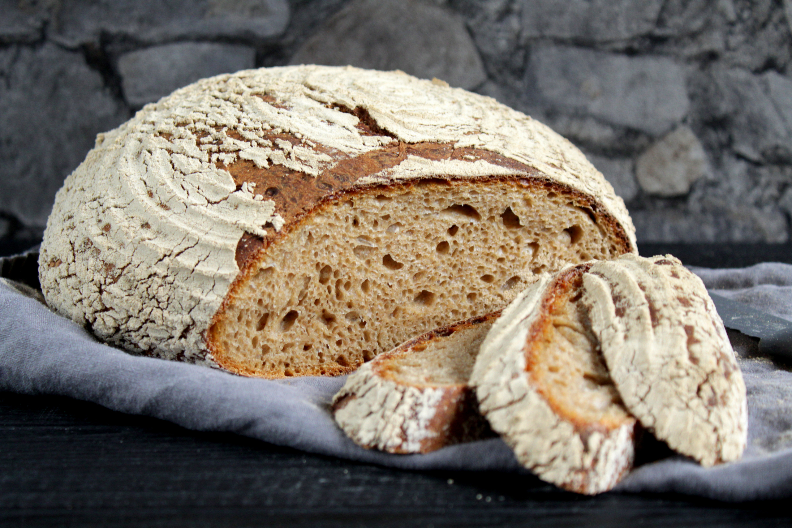 Pâine cu făină integrală sau semialbă - miez pufos, coaja crocantă