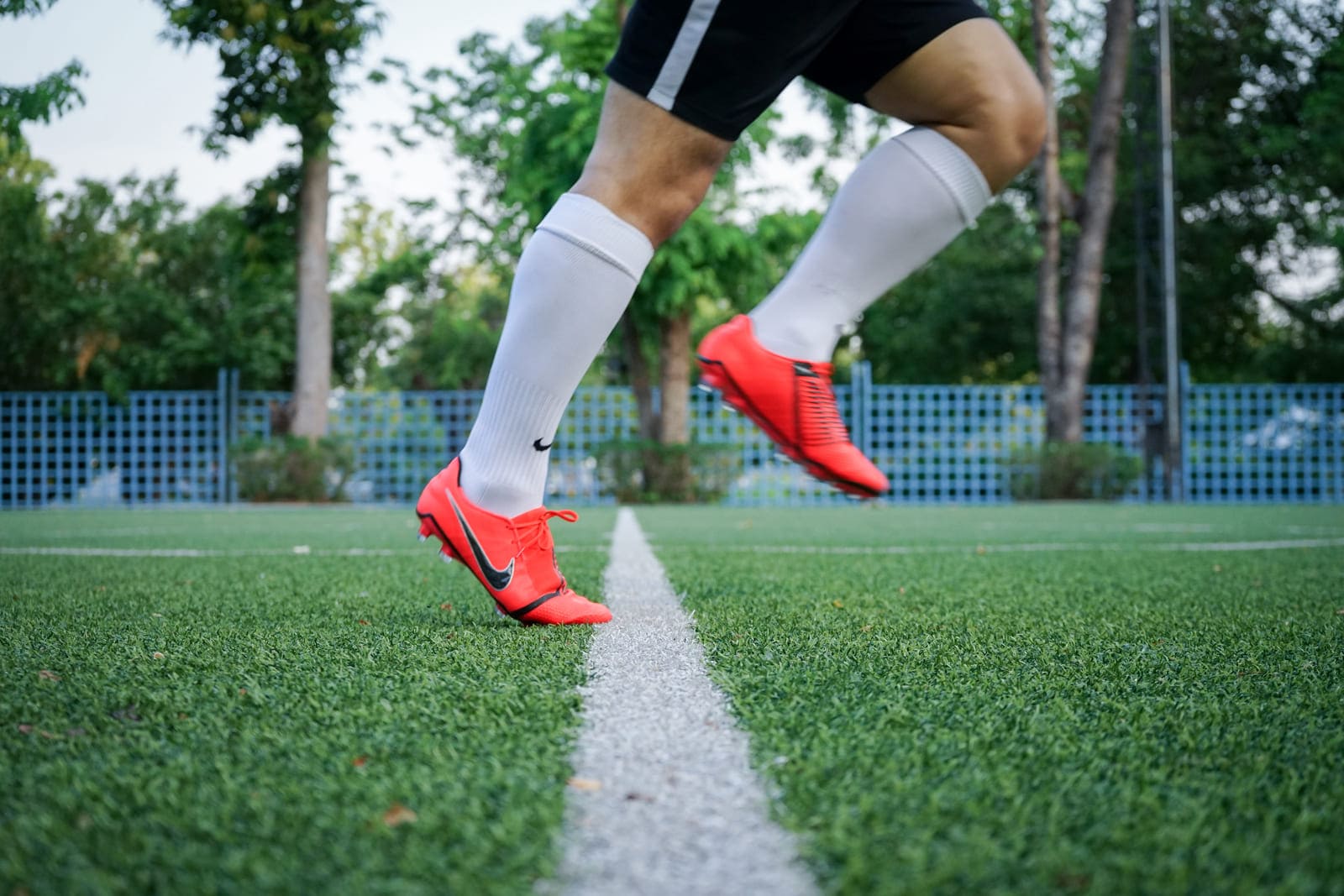 Ce înseamnă AG la ghetele de fotbal și pentru ce tip de teren sunt potrivite?