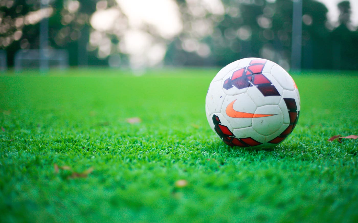 minge de fotbal Nike pe teren de iarba
