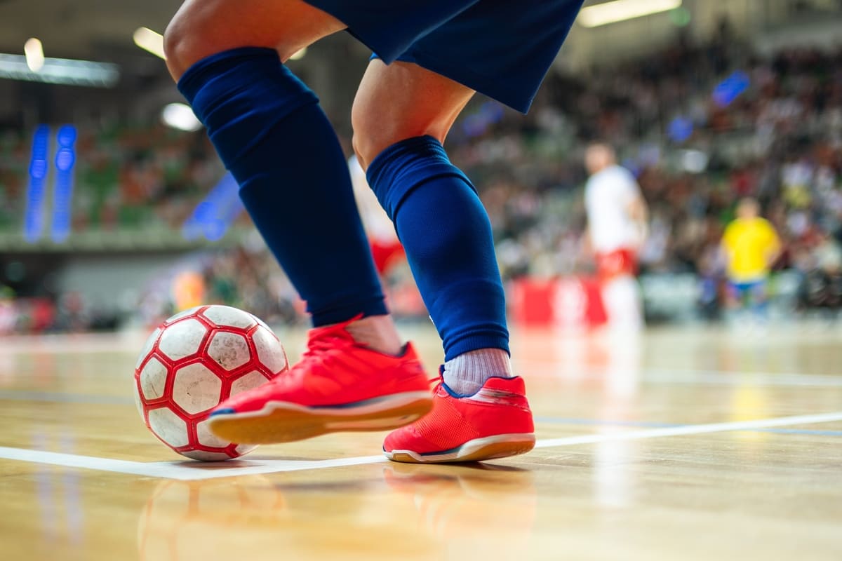 Fotbal de sală (futsal): ce înseamnă, cât durează, reguli și echipament necesar