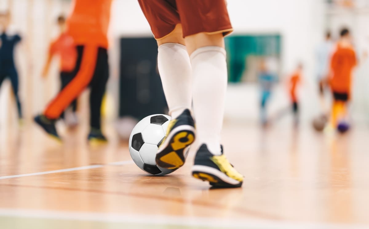 antrenament fotbal de sala close up jucator cu mingea la picior