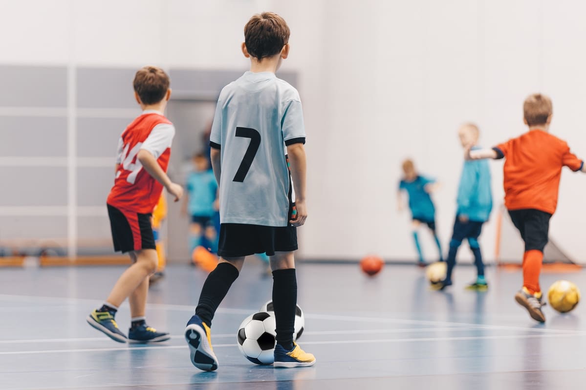 fotbal de sala copii care se antreneaza