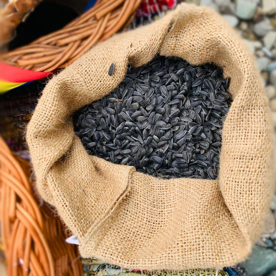 Sămânță Floarea-Soarelui DEMETRA - 60.000 boabe – Hibrid Performant pentru Fermieri  Sămânța de Floarea-Soarelui DEMETRA - 60.000 boabe este un hibrid de floarea-soarelui de înaltă performanță, perfect pentru fermierii care doresc recolte constante și de calitate. Acest hibrid este adaptabil și oferă randamente ridicate, având o rezistență excelentă la secetă și o maturare rapidă. DEMETA este ideal pentru zonele din România cu condiții de secetă sau soluri mai puțin fertile, dar și pentru fermele mari care caută o soluție eficientă și profitabilă.  Beneficii principale:  Randament ridicat: DEMETA oferă recolte excelente de floarea-soarelui, cu un potențial de producție de până la 3-3,5 tone/ha.  Rezistență la secetă: Un hibrid care se descurcă excelent în condiții de stres hidric, având un sistem radicular puternic.  Adaptabilitate: Poate fi cultivat pe o gamă largă de soluri, inclusiv soluri mai puțin fertile.  Rezistență la boli: Oferă protecție naturală împotriva celor mai comune boli ale floarei-soarelui, cum ar fi mană și rugină.  Pachet de 60.000 boabe: Cantitatea ideală pentru fermierii cu suprafețe mari, asigurând o semănătură eficientă și o producție optimă.  Sămânța de Floarea-Soarelui DEMETRA - 60.000 boabe este soluția perfectă pentru fermierii care vor performanță constantă, rezistență la secetă și recolte sigure. Disponibilă acum pe FitoSmart, aceasta îți garantează o cultură de floarea-soarelui sănătoasă și profitabilă! [3]