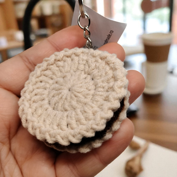 Breloc crosetat "Biscuit cu crema" [3]