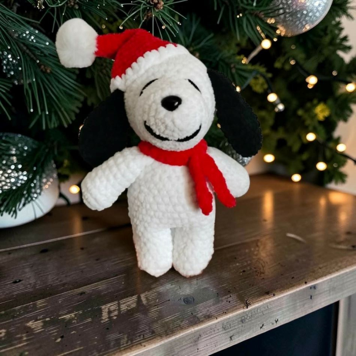 Snoopy croșetat manual din catifea – jucărie handmade cu căciuliță de Crăciun [5]