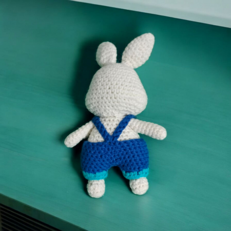 Iepuras crosetat cu salopeta [2]