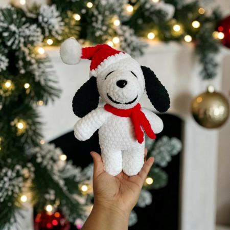 Snoopy croșetat manual din catifea – jucărie handmade cu căciuliță de Crăciun [3]