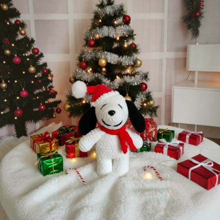 Snoopy croșetat manual din catifea – jucărie handmade cu căciuliță de Crăciun [2]