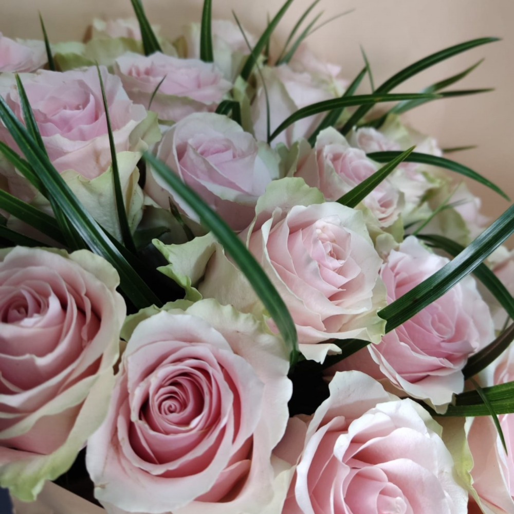 Buchet cu trandafiri roz pal [3]