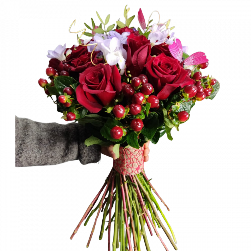 Buchet frezii, trandafiri și hypericum [4]