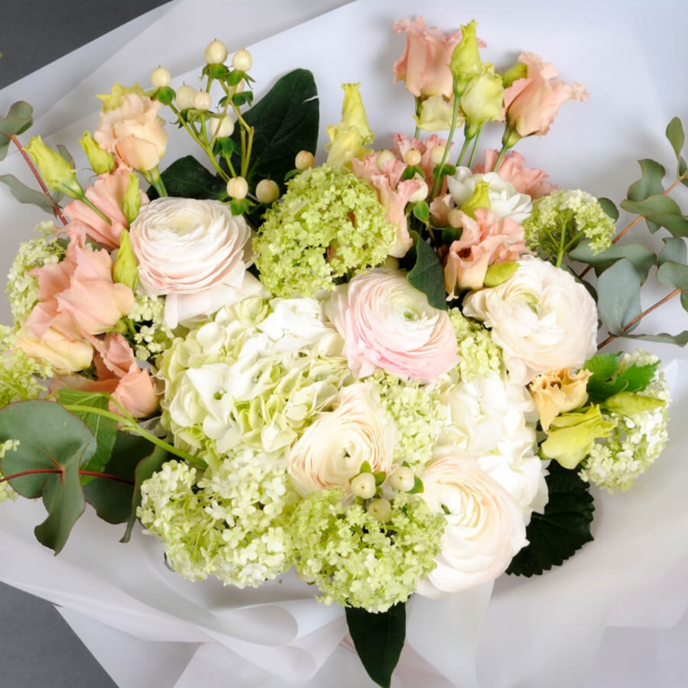 Buchet hortensii, trandafiri și lishianthus [2]