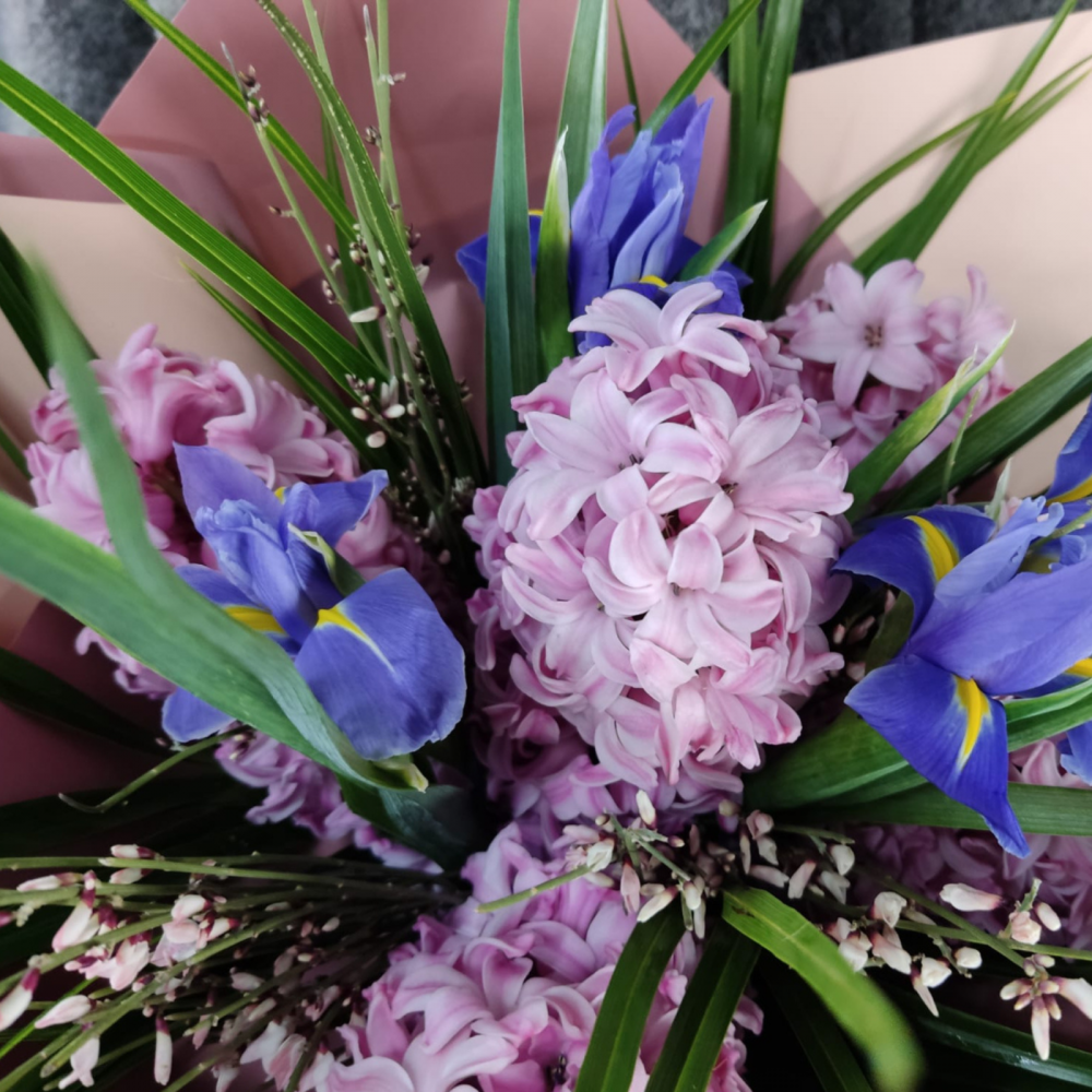 Buchet ”Minunea primăverii” iriși și zambile [4]