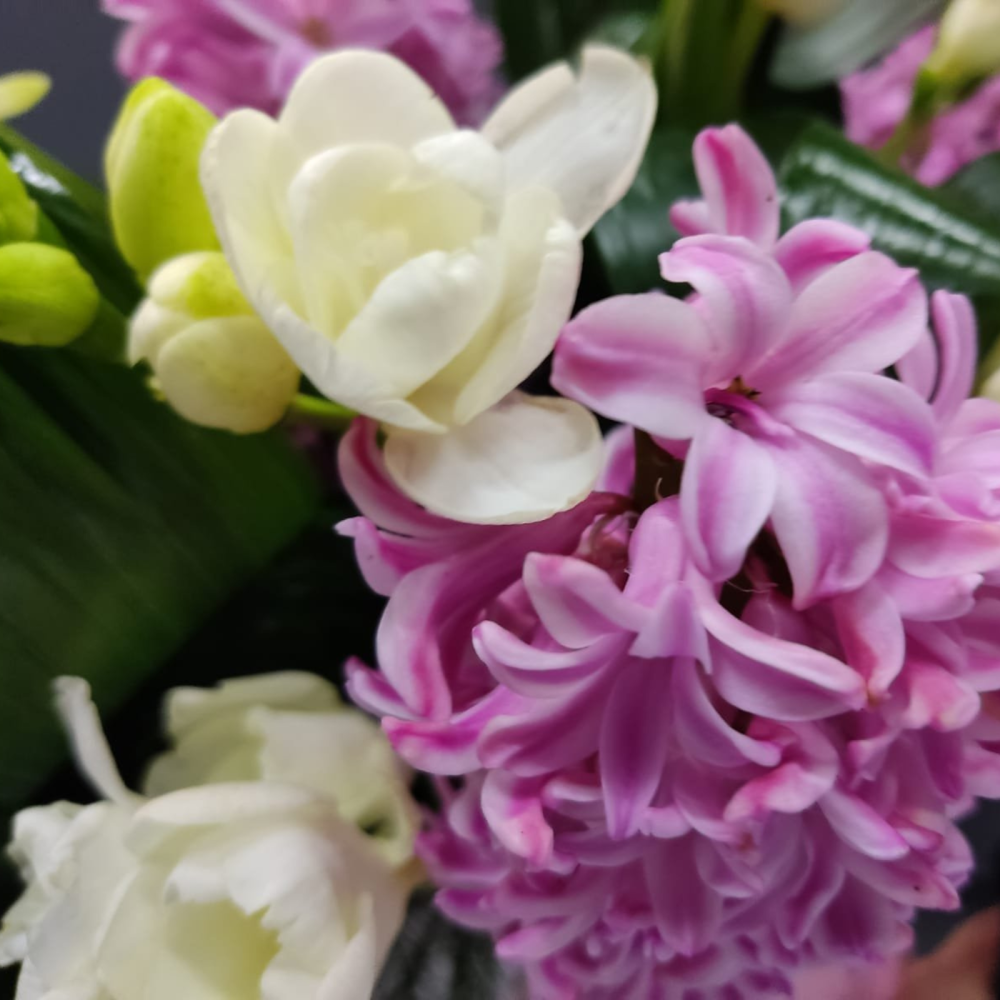 Compoziție cu zambile, lalele și frezii [2]