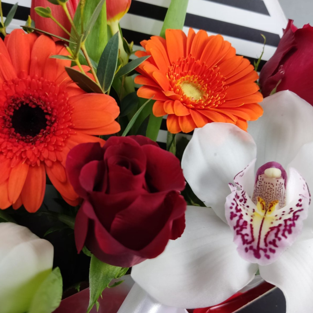 Compoziție tip plic cu lalele, orhidee, trandafiri și minigerbere [2]