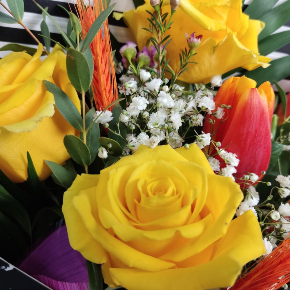 Compoziție tip plic cu lalele și trandafiri [2]